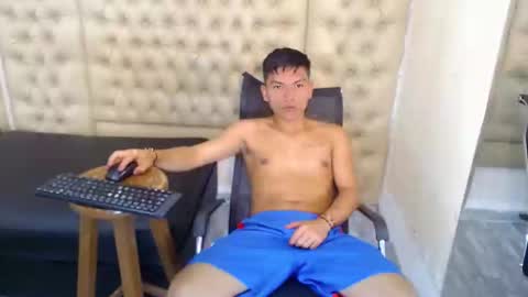 littletommy01 online show from February 8, 3:19 am