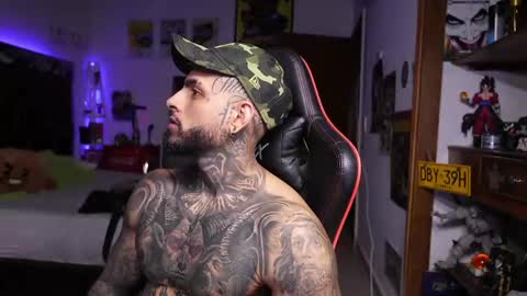 logan_hugh8 online show from April 15, 1:05 am