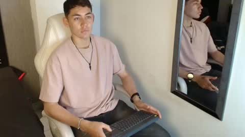 Loganfoster  online show from January 13, 9:30 pm