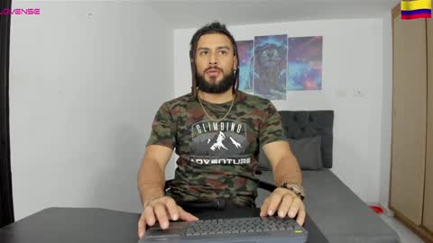 louis_marley_ online show from December 12, 11:25 pm