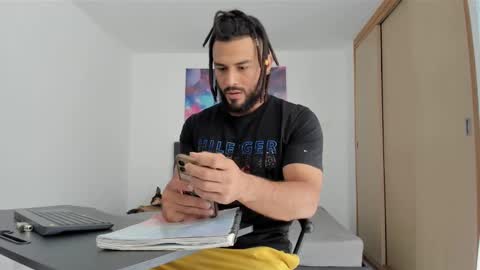 louis_marley_ online show from February 18, 5:00 pm