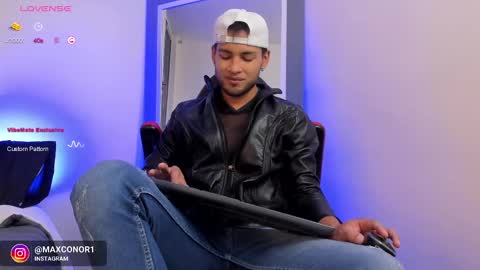Snapshot of max_conor_ chatting on February 17, 11:13 am Max Conor online show from February 17, 11:13 am