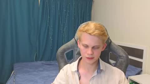 Snapshot of meow_mickey chatting on October 20, 2:54 pm Mickey online show from October 20, 2:54 pm