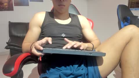 noah_flynn1 online show from March 11, 9:38 am