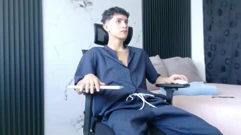 noah tyler  online show from December 5, 5:42 pm