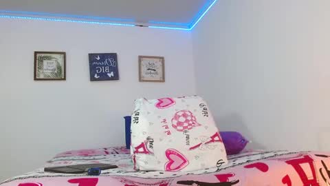 noah tyler  online show from December 21, 9:25 pm