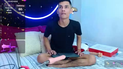Snapshot of oliver_king_sex chatting on December 10, 6:06 pm Oliver Smith online show from December 10, 6:06 pm