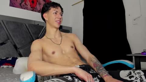 Snapshot of oliverthompson_01 chatting on October 31, 8:18 am oliverthompson_01 online show from October 31, 8:18 am