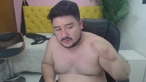 Snapshot of oso_gael chatting on February 21, 5:42 pm Bear Gael online show from February 21, 5:42 pm