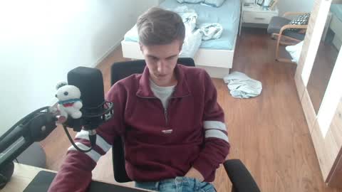 OverkneeBabe online show from April 3, 11:40 am