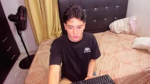 picaszomilos350 online show from February 10, 6:18 am