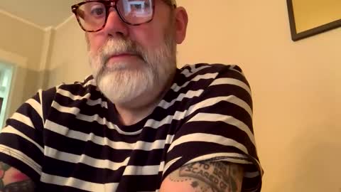 Snapshot of poeticdaddy chatting on October 24, 11:12 am poeticdaddy online show from October 24, 11:12 am