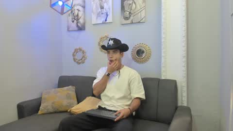 prince_arthur77 online show from February 2, 12:46 pm