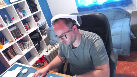 ravingr3d3 online show from April 7, 9:20 am