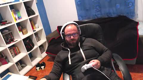 ravingr3d3 online show from December 13, 9:54 pm