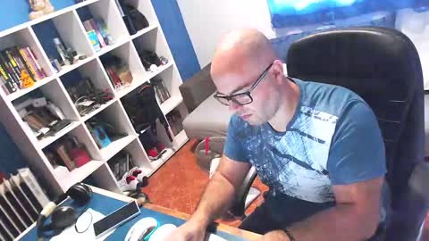 Snapshot of ravingr3d3 chatting on October 8, 8:18 am ravingr3d3 online show from October 8, 8:18 am