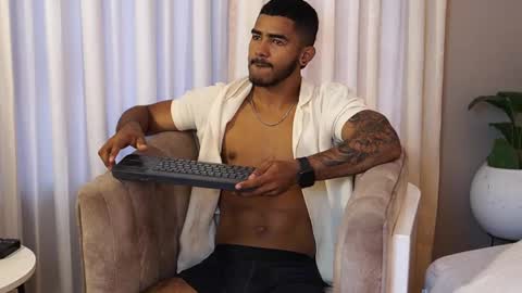 Snapshot of reik_von chatting on October 18, 12:32 pm Reik online show from October 18, 12:32 pm