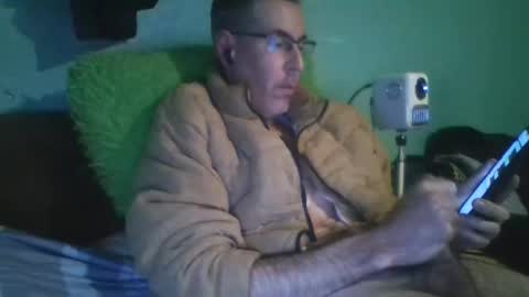 reyes_albert2006 online show from January 12, 10:19 am