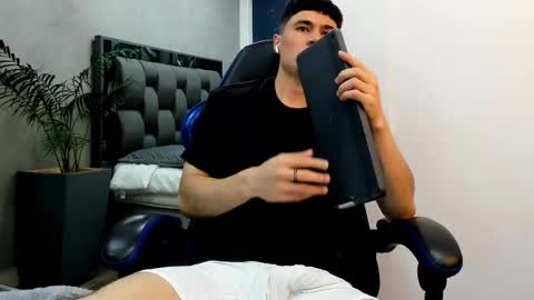 Roan Birkin online show from December 3, 9:10 pm