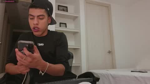  R U S S E L L  online show from December 20, 12:51 am