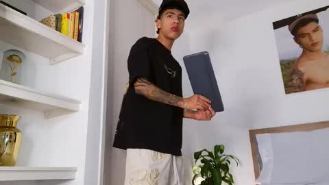  R U S S E L L  online show from March 22, 3:44 am