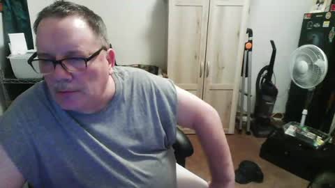 rwzar_1965 online show from June 18, 4:58 am