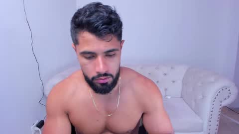 santiago_huntt online show from December 12, 3:10 am