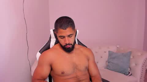 santiago_huntt online show from February 18, 12:39 pm