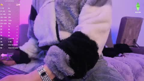     .  INDEPENDENT MODEL online show from February 22, 1:12 pm