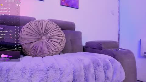     .  INDEPENDENT MODEL online show from February 25, 12:39 pm