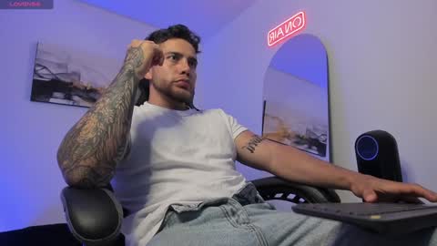 Snapshot of sebastianortizm chatting on December 25, 1:10 am Lucian Sinclair online show from December 25, 1:10 am