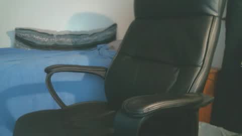 shyboyhugecum2020 online show from April 7, 3:17 am