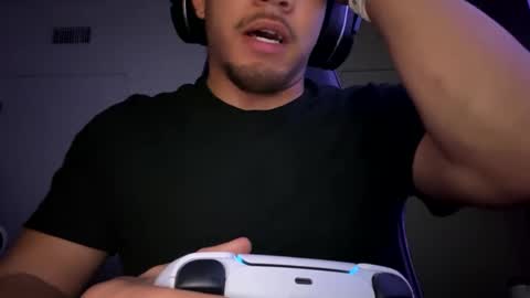 Snapshot of str8dj chatting on December 19, 1:51 pm Dj online show from December 19, 1:51 pm