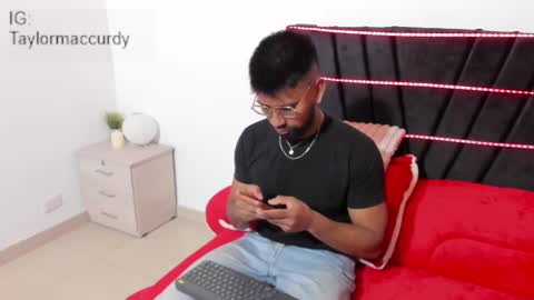 taylormaccurdy_ online show from December 1, 2:09 pm