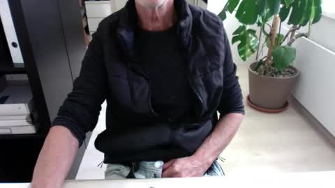 Snapshot of tiburzio chatting on October 13, 12:11 pm tiburzio online show from October 13, 12:11 pm