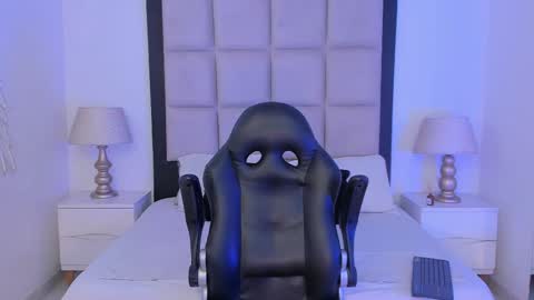 Thomm  Independent Model online show from February 19, 8:55 am