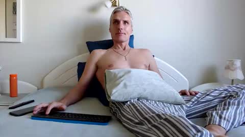 Daniel Bisexual uncut 20cm online show from October 11, 6:50 am