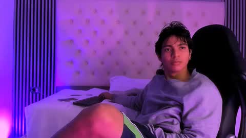 toji lee online show from November 12, 5:02 am