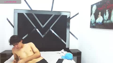 tom_0002 online show from November 6, 11:08 pm