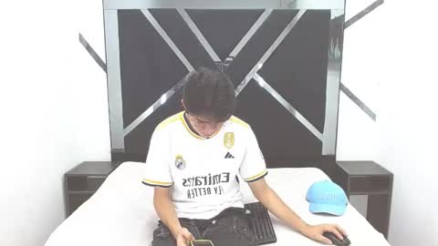 tom_0002 online show from October 31, 8:45 pm