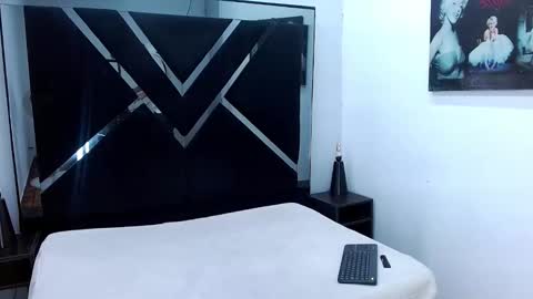 tom_0002 online show from December 5, 12:01 pm