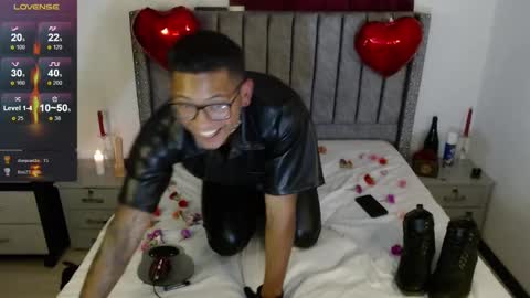 Snapshot of tom_brown12 chatting on February 15, 1:22 am Tom online show from February 15, 1:22 am