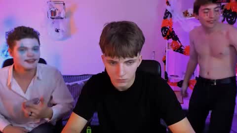 Travis online show from October 31, 9:29 pm