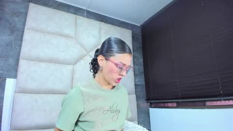 V A I O L E T T  S M I T H online show from April 13, 2:40 pm