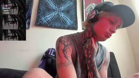 david guzman i model independenthelp me with a thumbs up online show from November 23, 4:29 pm