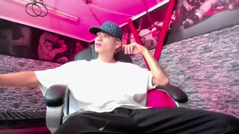 Snapshot of wesley_boy chatting on September 8, 11:37 pm Wesley Boy online show from September 8, 11:37 pm