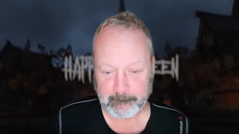 Snapshot of xarkevis chatting on October 31, 10:57 pm X4RK3V15 online show from October 31, 10:57 pm