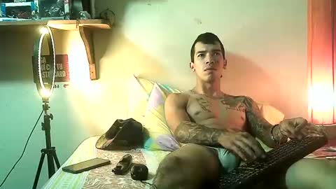 yeisoncastellanos1999 online show from July 3, 8:35 pm