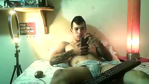 yeisoncastellanos1999 online show from June 23, 6:11 pm