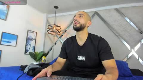 Yiyo online show from December 6, 3:52 am